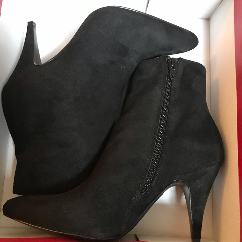 Bootie with side zipper